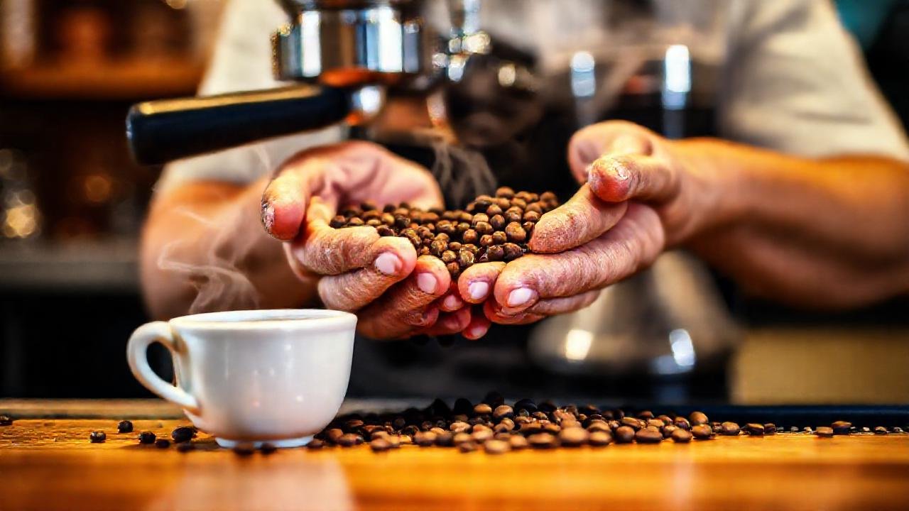 Un barista crea café vibrante y profesional