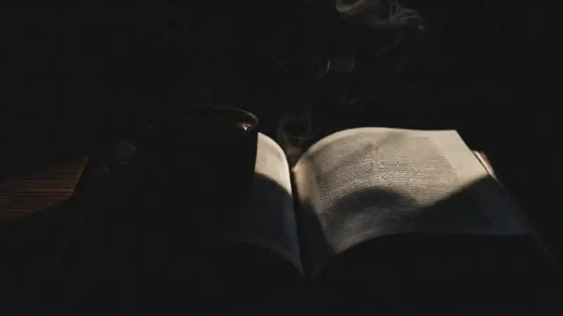 Un café oscuro invita a la reflexión