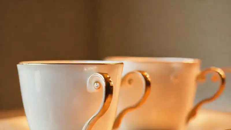 Tazas de cerámica elegantes iluminadas cálidamente