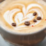 Un café blanco elegante y cremoso