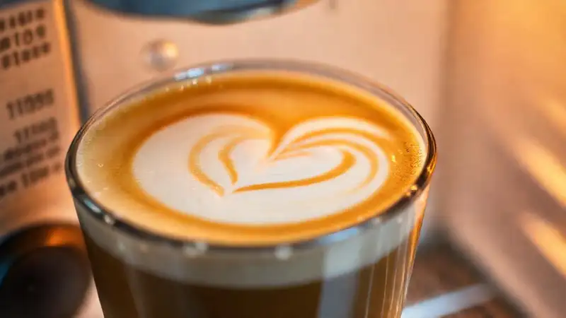 Café frío, textura detallada y luz cálida