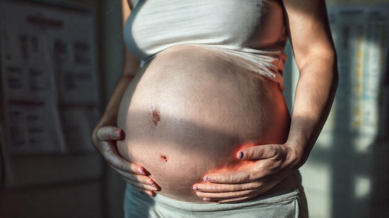 Mujer embarazada, preocupación y debilidad