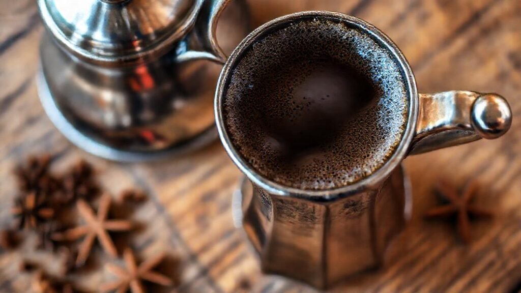 El café turco tradicional invita con su espuma