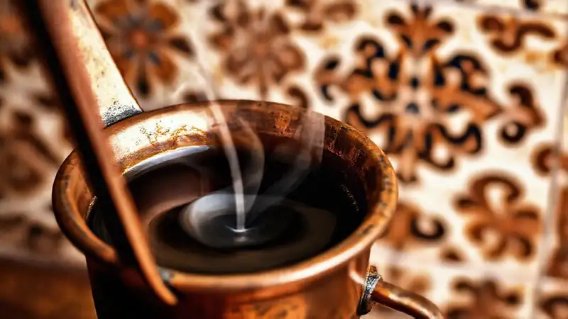 Cezve turco emana café caliente y vapor