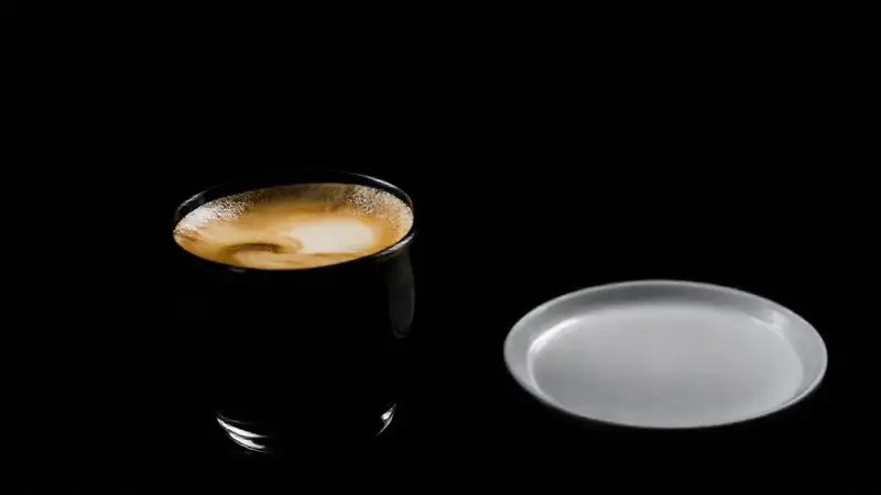 Un café oscuro con contraste sutil