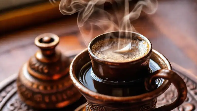 El cezve caliente evoca un café turco