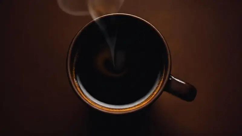 Taza de café oscura
