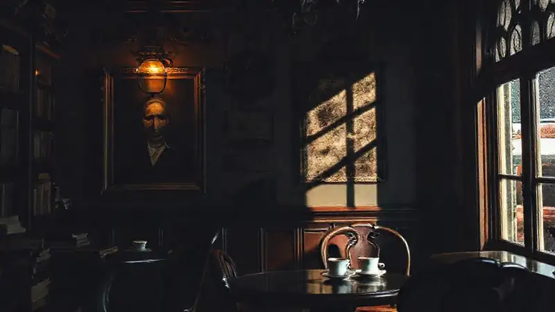 Un café antiguo y melancólico, surrealista