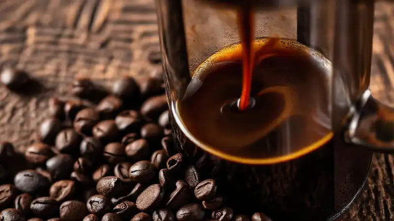Café oscuro y aromático en prensa