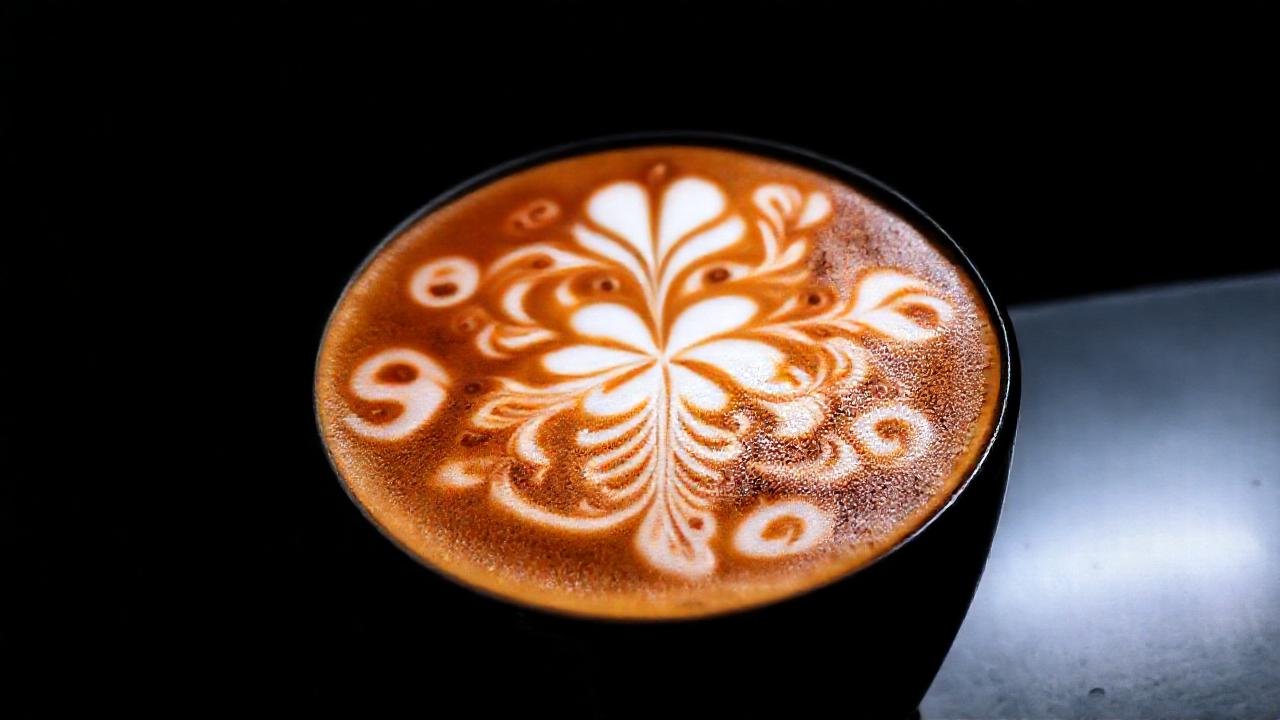 Barista crea arte latte impresionante
