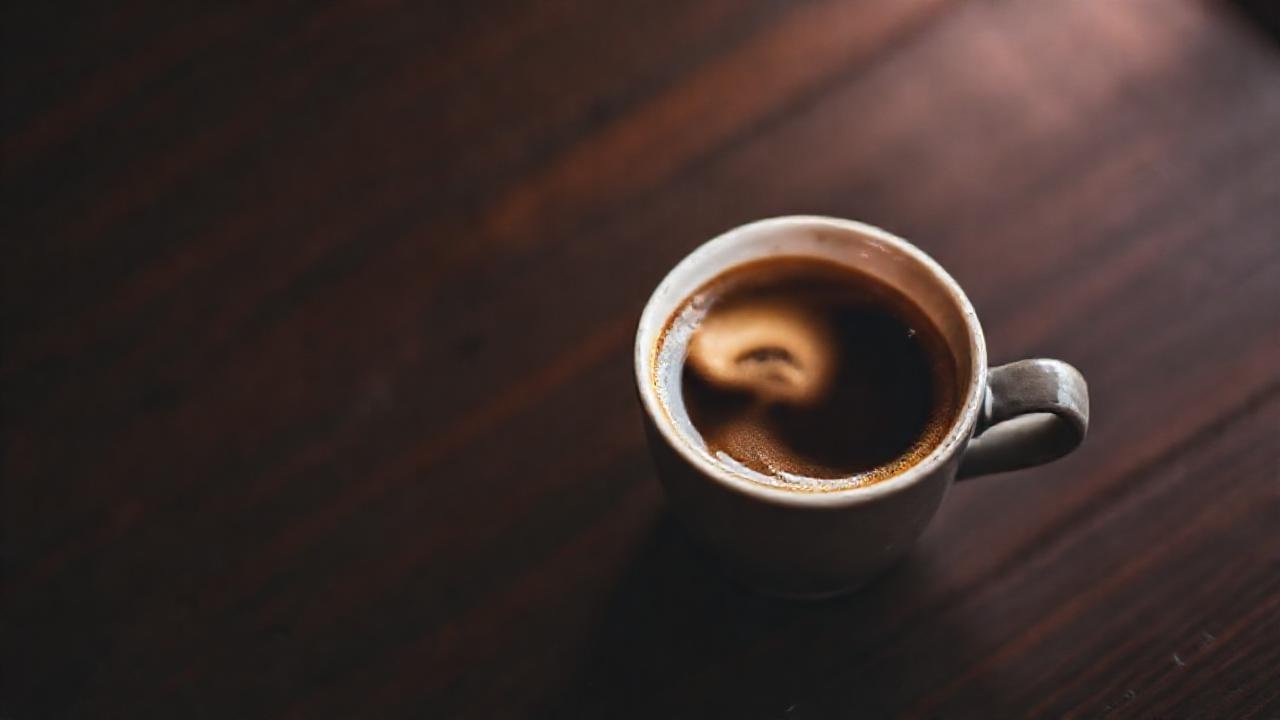 Una mesa oscura crea atmósfera acogedora