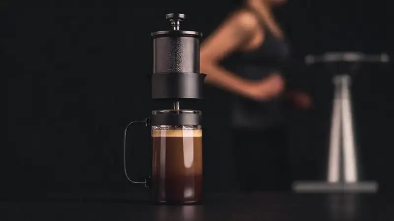Un Aeropress prepara café en un gimnasio