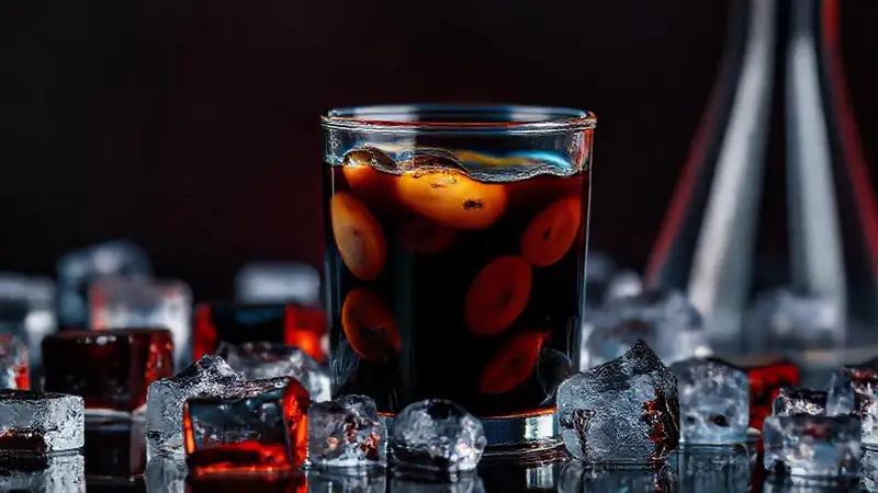 Café oscuro, hielo y color vibrante