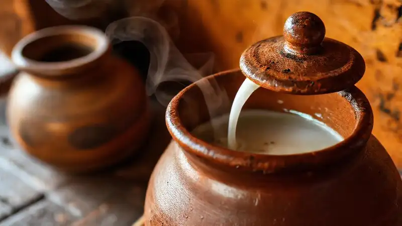 Café caliente en barro tradicional