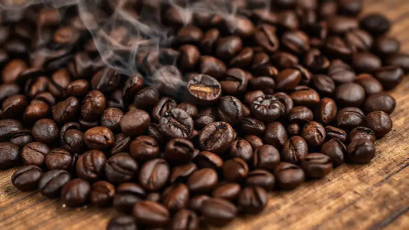 Café oscuro y ahumado en detalle