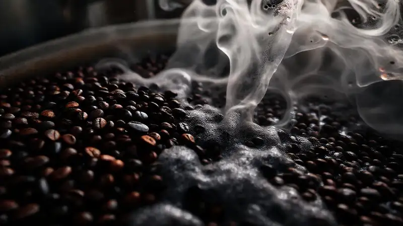 Café oscuro: aroma, color y misterio