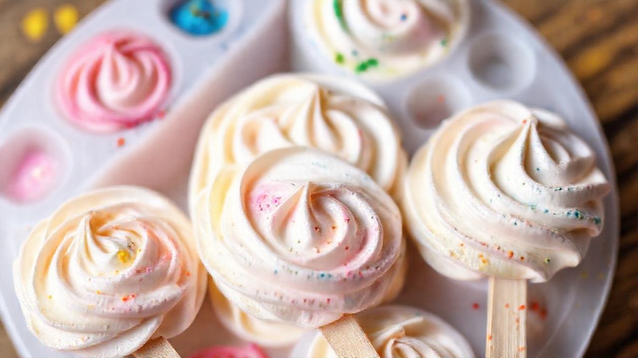 Pasteles con glaseado crean diseños coloridos